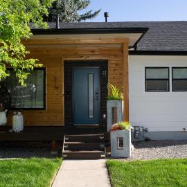 Cozy Bungalow Hot Tub & Fire Pit, Walk Downtown, hotel u gradu Lavland