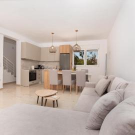 Elegant Villa - Private Pool, Heated Jacuzzi & Sea Breeze in Chanioti, Chalkidiki, khách sạn ở Hanioti