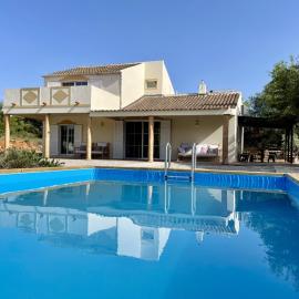 Casa Colinas Roxas by Portucasa