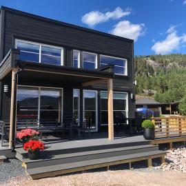 Modern lakehouse with sauna, near golf and alpine, Hotel in Vradal