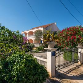 Apartments with parking space Pasman - 8214, hotel in Pašman