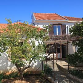 Apartments with parking space Slatine, Ciovo - 8658, hotel in Slatine