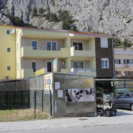 Apartments with parking space Omis - 10362