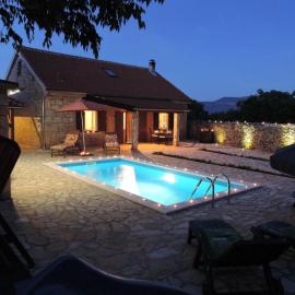 Family friendly house with a swimming pool Gluici, Krka - 11337 โรงแรมในValidžići