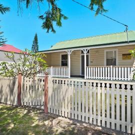 PJ's Cottage - Bring your own linen., hotel in South West Rocks