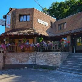 Avalon Hotel، فندق في أوفريس