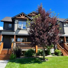 Perfect base Invermere 3bd townhouse mt views with garage, hotel u gradu 'Invermere'