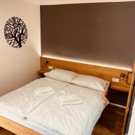 PJ Hotel Cerklje - 5min to Airport - Free Parking, hotel u Cerklju na Gorenjskem