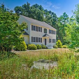 Marion Home w/ Private Deck < 1 Mi From Beach, hotel en Marion