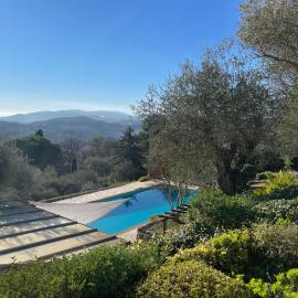 Villa atypique - Vue mer et piscine chauffée โรงแรมในกราส