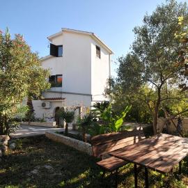 Apartments with parking space Okrug Donji, Ciovo - 13732, hotel in Okrug Donji
