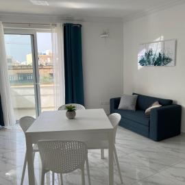 Condo with Patio overlooking Piazza, hotel v mestu Il-Gżira