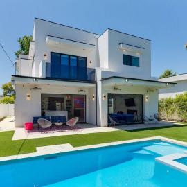 Posh Luxury Modern Home with Pool Spa and Rooftop Deck, hótel í Encino