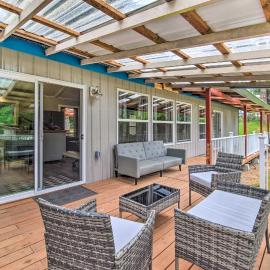 Cozy North Bend Getaway Near Dunes + Ocean!, Hotel in Lakeside