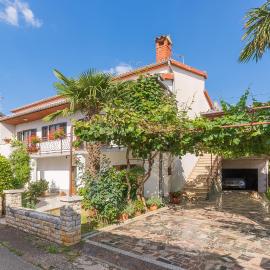 Apartments with parking space Porec - 13927