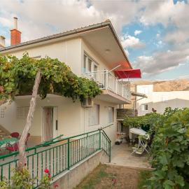 Apartments with parking space Omis - 14422, hotel i Omiš