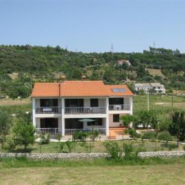 Apartments with parking space Palit, Rab - 16356, hotel in Mundanije