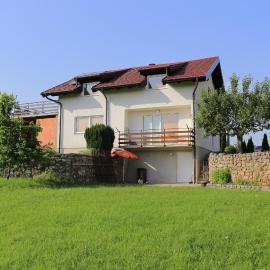 Apartments with parking space Slunj, Plitvice - 16905, hotel in Slunj