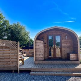 Bryn Glamping, khách sạn ở Coychurch
