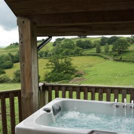 Wheat Cottage - 5* Cyfie Farm with private covered hot tub, hotel in Llanfyllin