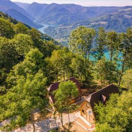 Log cabins Banjska stena, hotel v destinácii Mitrovac