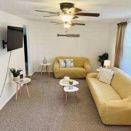 House of Shells, beautiful garden, fenced yard, dog friendly, fire pit! โรงแรมในคริสตัลริเวอร์