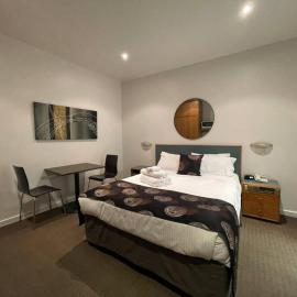 408 Lovely one BR ex hotel ensuite room in city, ξενοδοχείο στην Αδελαΐδα