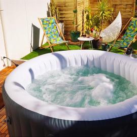Superbe appartement avec jacuzzi avec jardin privé, Hotel in Lyon