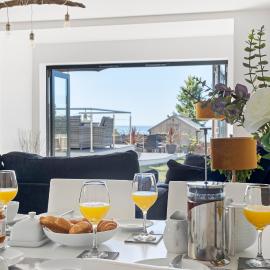 Stunning Coastal Apartment in Maidencombe with Sea Views & Garden, hotel a Stokeinteignhead