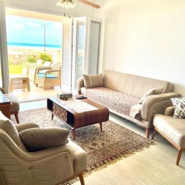 Stunning Beachfront Villa on North Coast Mediterranean, hotel i Dawwār Abū Maḩrūs