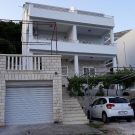 Apartments with parking space Medici, Omis - 1045, hotel in Mimice