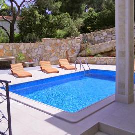 Seaside family friendly house with a swimming pool Puntinak, Brac - 767、Selcaのホテル
