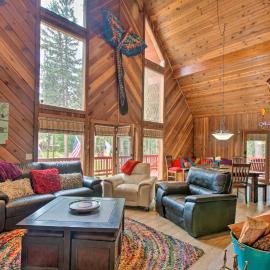 Angel Fire Cabin: Hot Tub, Fire Pit & Trail Access – hotel w mieście Angel Fire
