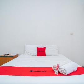 RedDoorz near Rumah Sakit Baptis Kediri, hotelli kohteessa Kediri