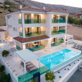 Apartvilla Pag، فندق في باغ