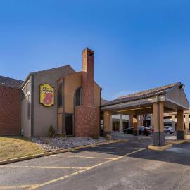 Super 8 by Wyndham Kansas City Airport North, hotel in Kansas City