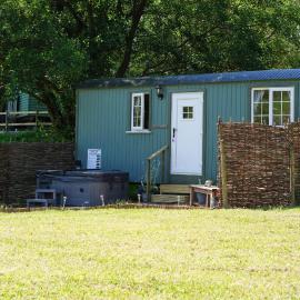 The Laburnum Retreat Shepherds Hut with private hot tub, hotelli kohteessa Upper Hulme