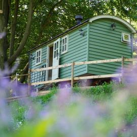 Lavender Retreat Shepherds Hut with private hot tub, hotel in Upper Hulme