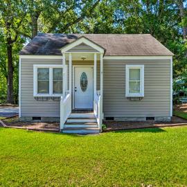 Cozy Pantego Cottage ~ 5 Miles to Belhaven!, hotell i Pantego