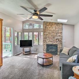 2 Mi to Rainbow Lake: Woodsy Retreat w/ Deck!, hotell i Pinetop-Lakeside