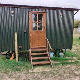 Glamping in Wiltshire in our luxury Shepherds Hut, hotel in Chippenham