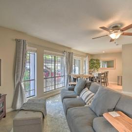 Sleek Phoenix Condo: Walk to Biltmore Fashion Park، فندق في فينكس