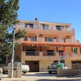 Apartments and rooms by the sea Mandre, Pag - 3557, hotel em Kolan