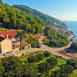 Seaside secluded apartments Cove Tvrdni Dolac, Hvar - 4008, hotelli kohteessa Gdinj