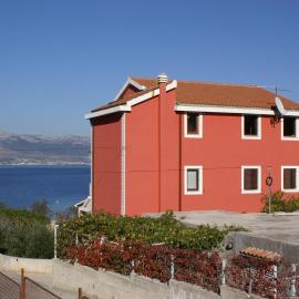 Apartments by the sea Slatine, Ciovo - 1128, Hotel in Slatine