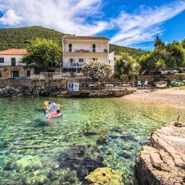 Apartments by the sea Cove Zarace - Gdinj, Hvar - 2047, готель у місті Gdinj