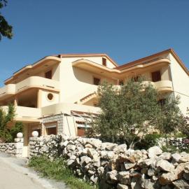 Apartments by the sea Mandre, Pag - 4095, hotel em Kolan