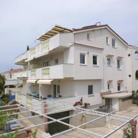 Apartments by the sea Mandre, Pag - 4098, מלון במאנדרה