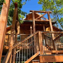 Cricket Hill Treehouse by Amish Country Lodging، فندق في ميلرزبورج