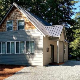 NEW Modern Cabin! 5mi to Mt Rainier National Park! Hot Tub & Wifi